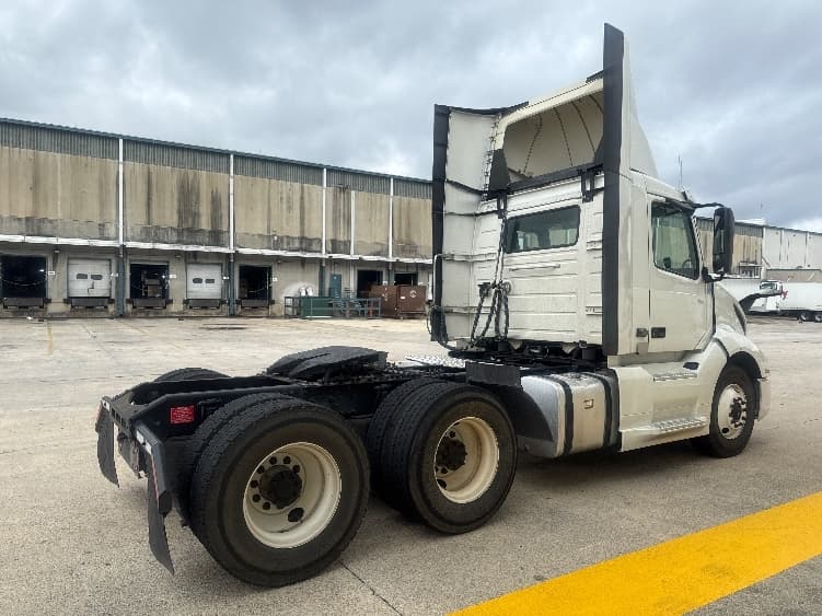 2020 Volvo VNL 300 — photo 7