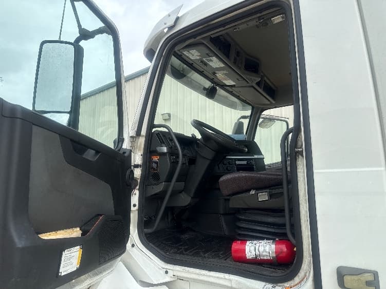 2020 Volvo VNL 300 — photo 9