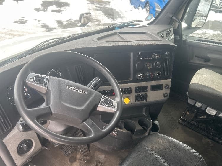 2020 Freightliner Cascadia — photo 10