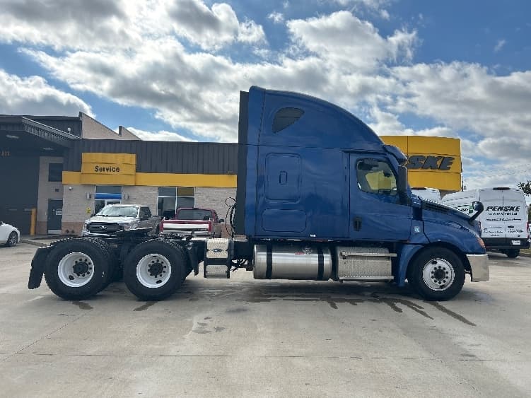 2020 Freightliner Cascadia — photo 8
