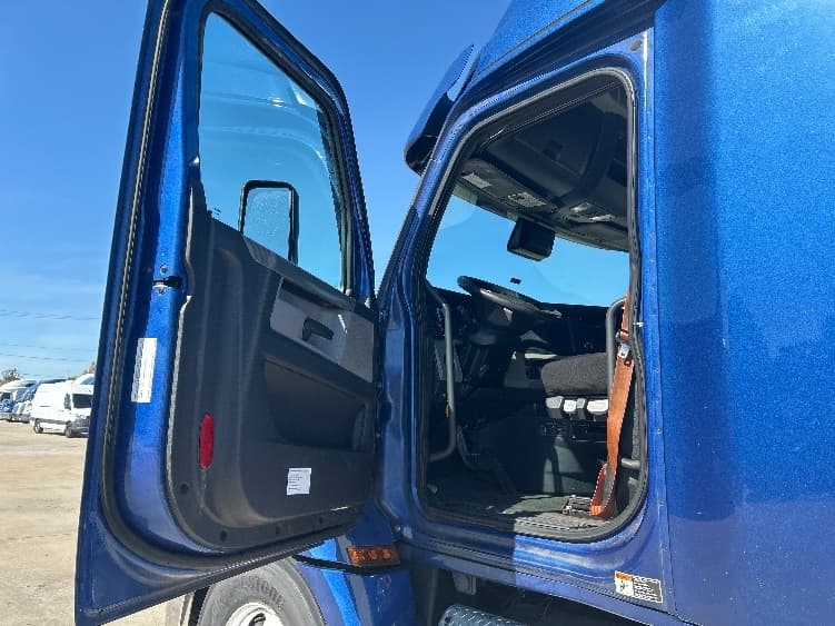 2020 Freightliner Cascadia — photo 9