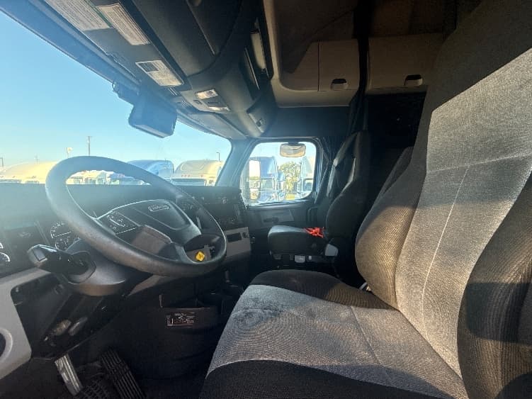 2020 Freightliner Cascadia — photo 10