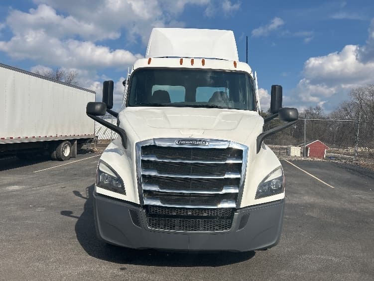 2020 Freightliner Cascadia — photo 2