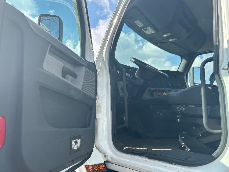 2020 Freightliner Cascadia — photo 9