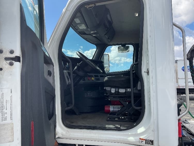 2020 Freightliner Cascadia — photo 9