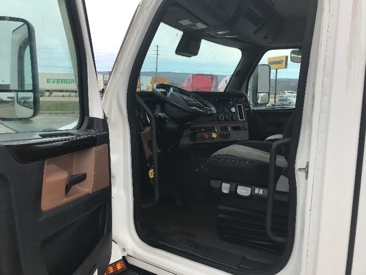 2021 Freightliner Cascadia — photo 9