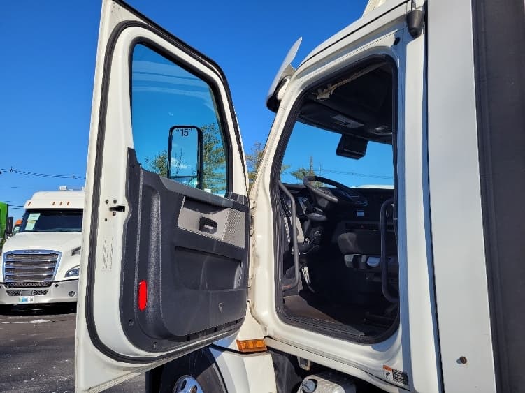 2020 Freightliner Cascadia — photo 9