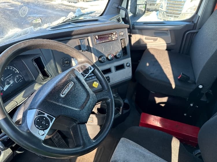 2020 Freightliner Cascadia — photo 10