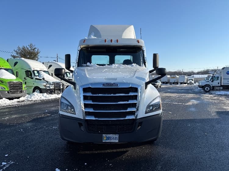 2020 Freightliner Cascadia — photo 2