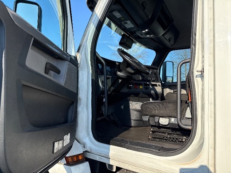 2020 Freightliner Cascadia — photo 9