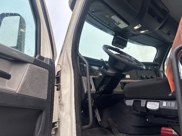 2020 Freightliner Cascadia — photo 9