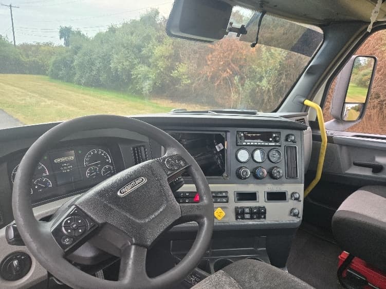 2020 Freightliner Cascadia — photo 10