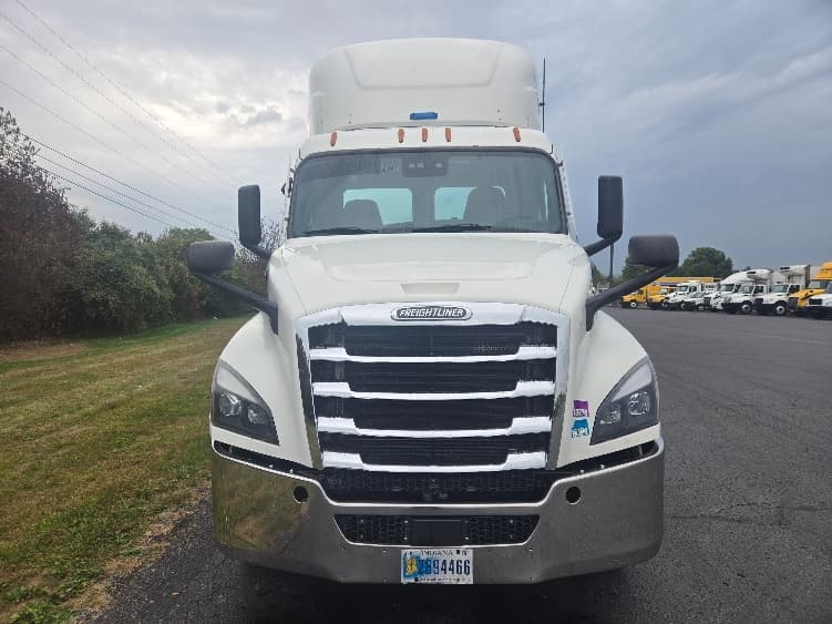 2020 Freightliner Cascadia — photo 2