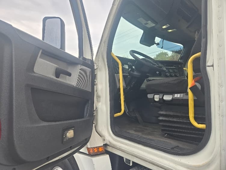 2020 Freightliner Cascadia — photo 9