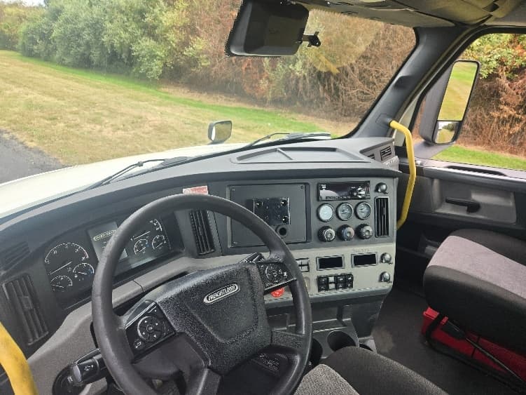 2020 Freightliner Cascadia — photo 10