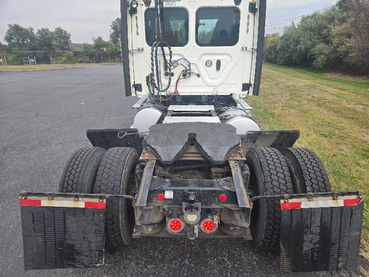 2020 Freightliner Cascadia — photo 6