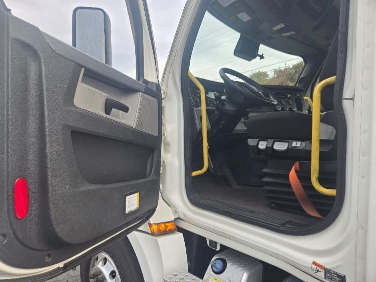 2020 Freightliner Cascadia — photo 9