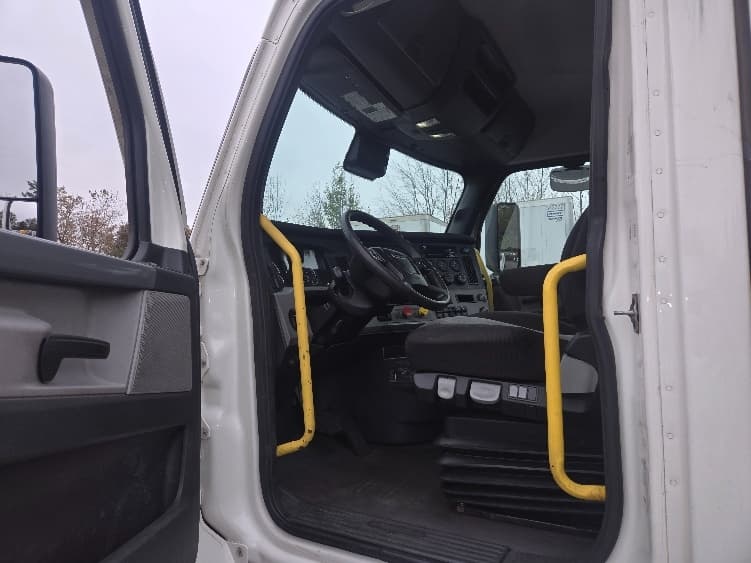 2020 Freightliner Cascadia — photo 9