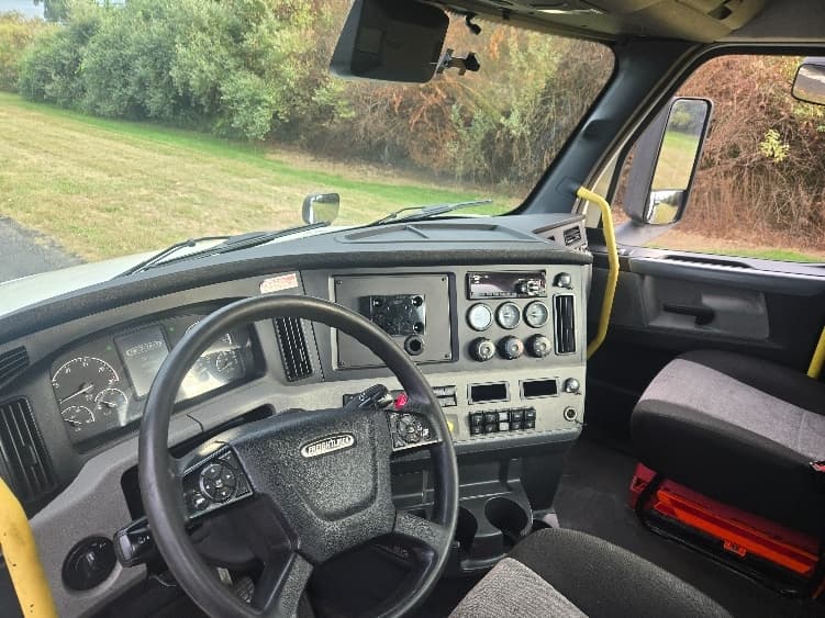 2020 Freightliner Cascadia — photo 10