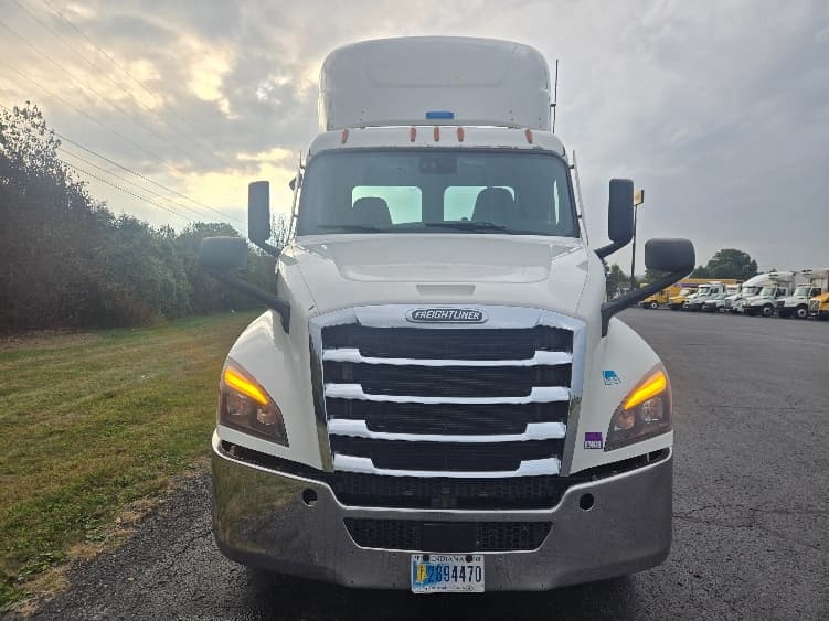 2020 Freightliner Cascadia — photo 2