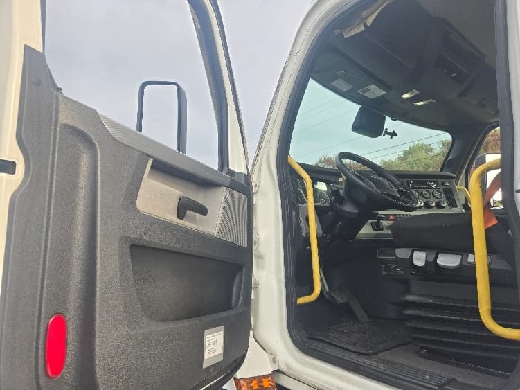 2020 Freightliner Cascadia — photo 9