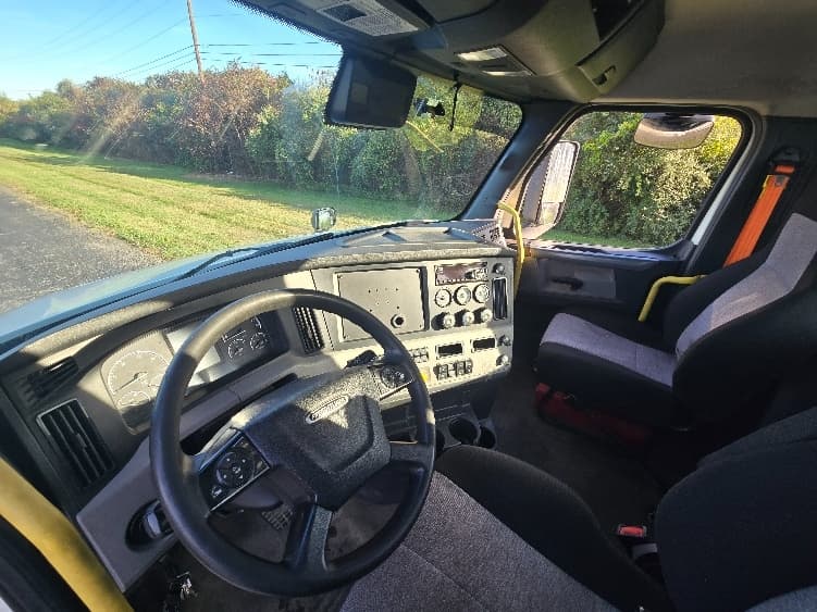 2020 Freightliner Cascadia — photo 10