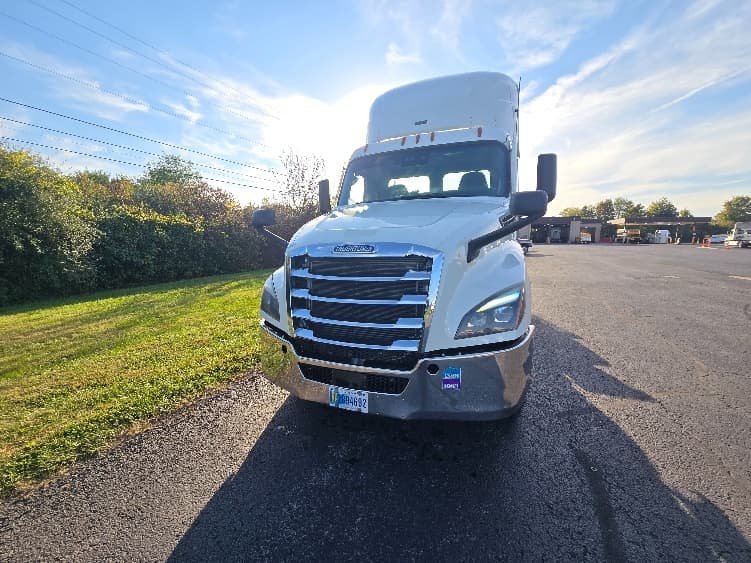 2020 Freightliner Cascadia — photo 2