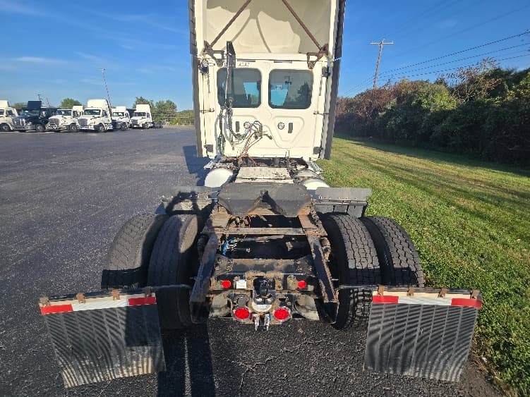 2020 Freightliner Cascadia — photo 6