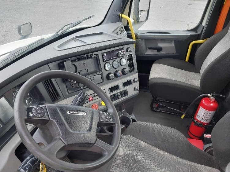 2020 Freightliner Cascadia — photo 10