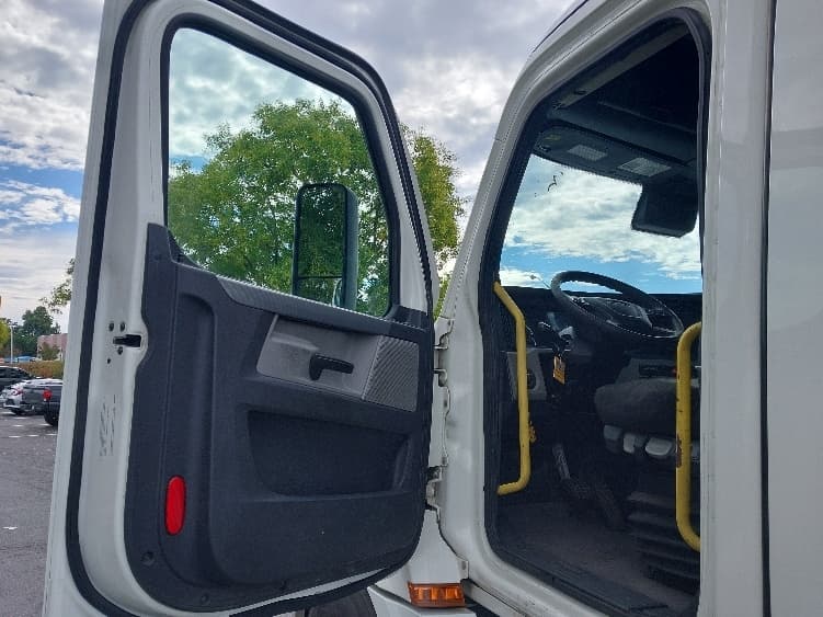 2020 Freightliner Cascadia — photo 9