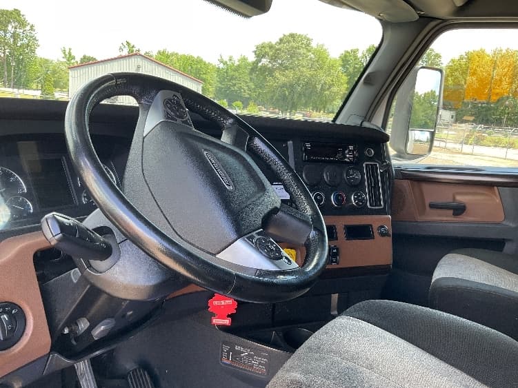2020 Freightliner Cascadia — photo 10