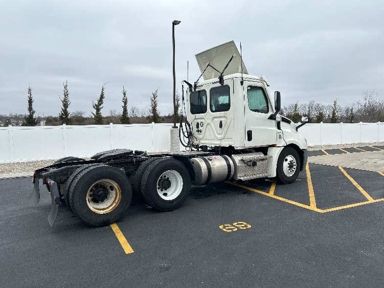 2020 Freightliner Cascadia — photo 7