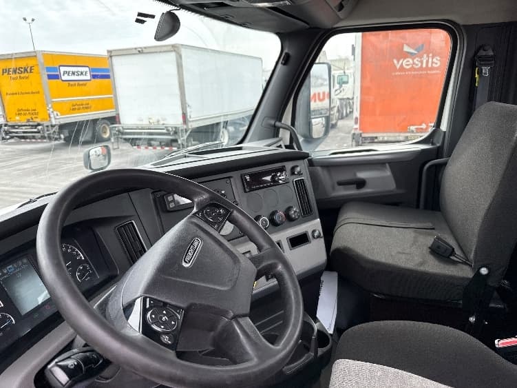 2020 Freightliner Cascadia — photo 10