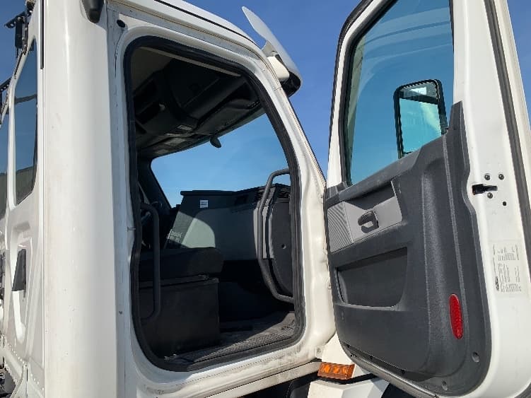 2020 Freightliner Cascadia — photo 10