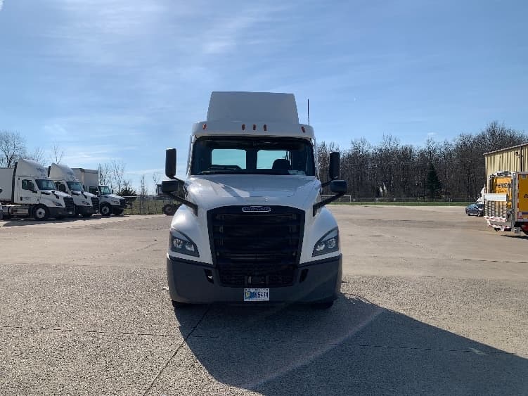 2020 Freightliner Cascadia — photo 2