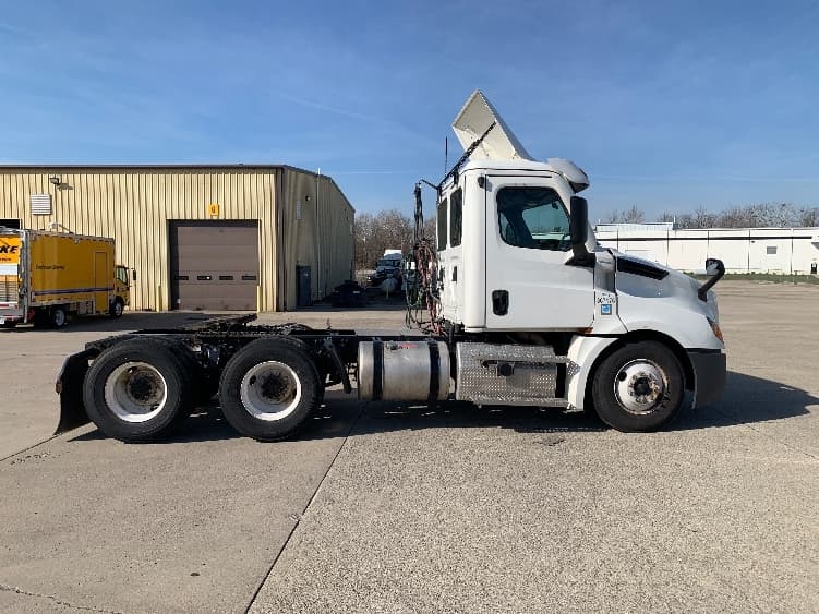 2020 Freightliner Cascadia — photo 8