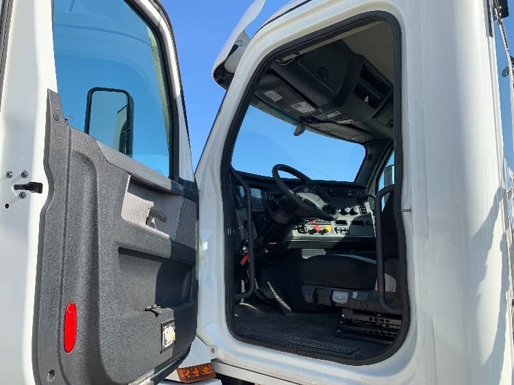 2020 Freightliner Cascadia — photo 9