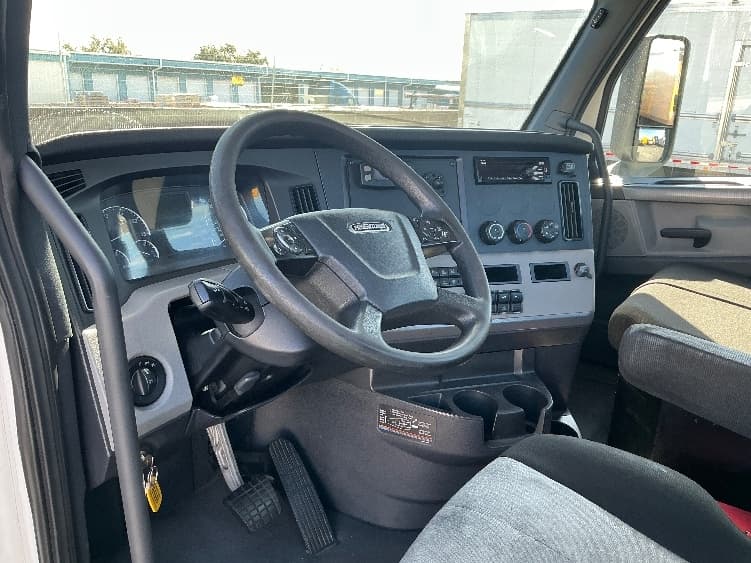 2020 Freightliner Cascadia — photo 10