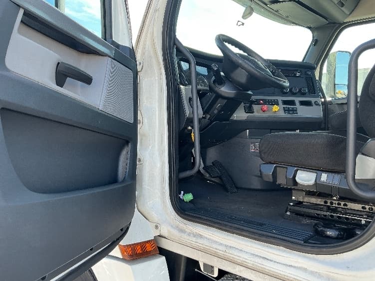 2020 Freightliner Cascadia — photo 9