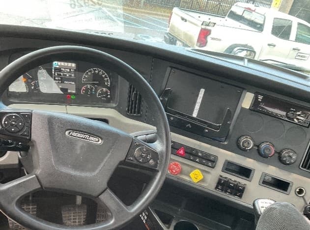 2020 Freightliner Cascadia — photo 10