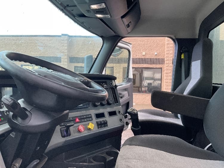 2020 Freightliner Cascadia — photo 9