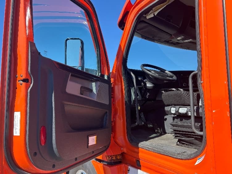 2020 Freightliner Cascadia — photo 9