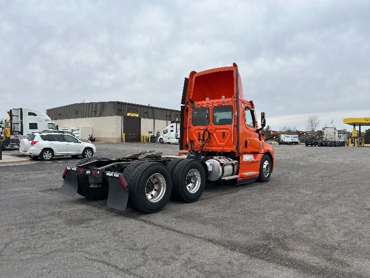 2020 Freightliner Cascadia — photo 7