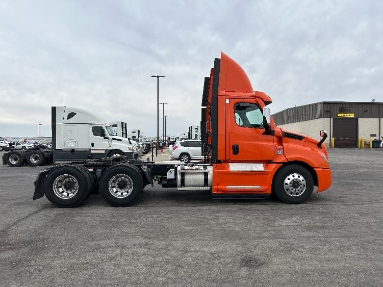 2020 Freightliner Cascadia — photo 8