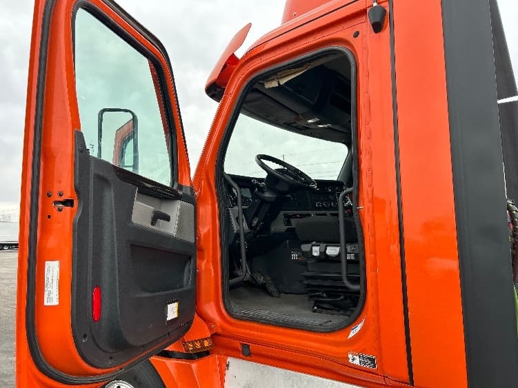 2020 Freightliner Cascadia — photo 9