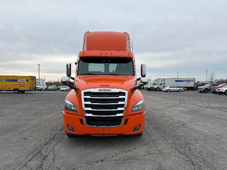 2020 Freightliner Cascadia — photo 2
