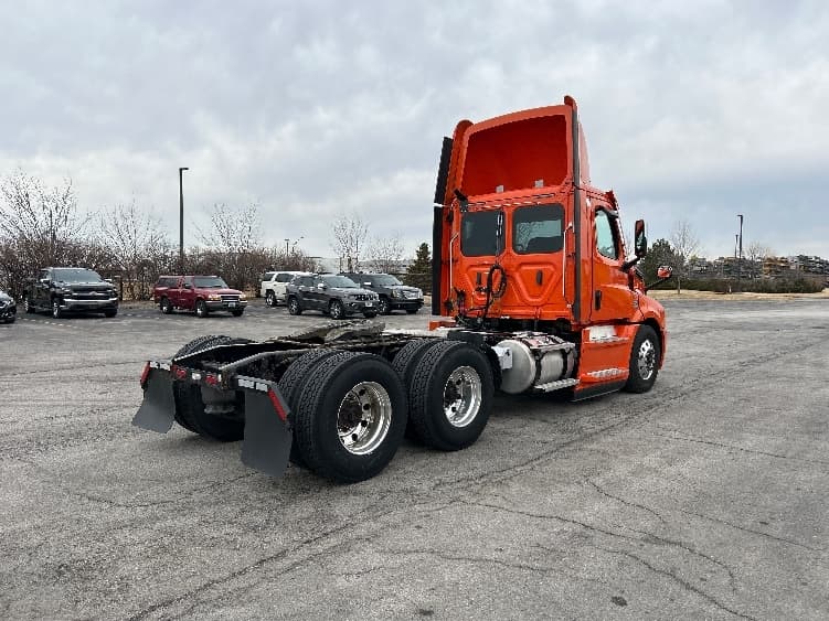2020 Freightliner Cascadia — photo 7