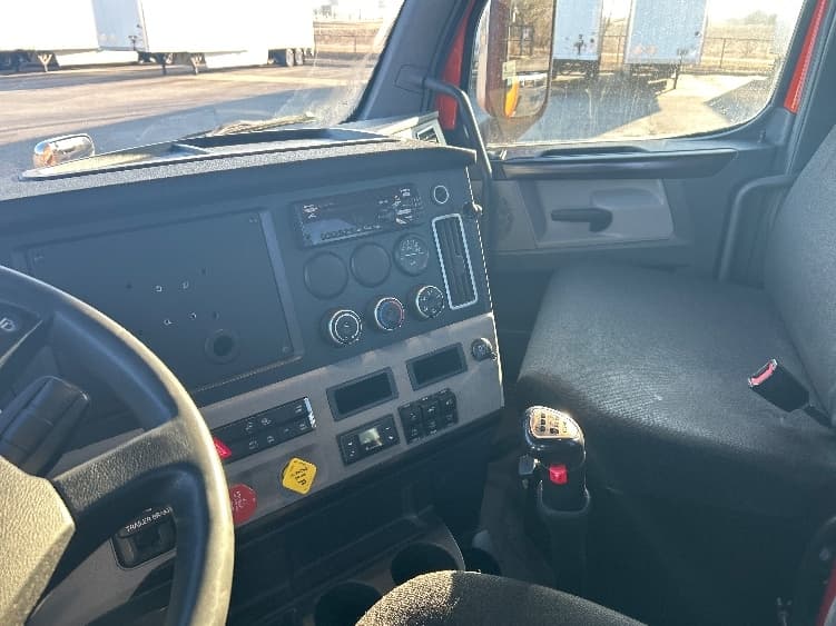 2020 Freightliner Cascadia — photo 10