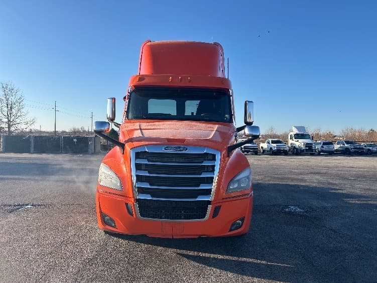 2020 Freightliner Cascadia — photo 2