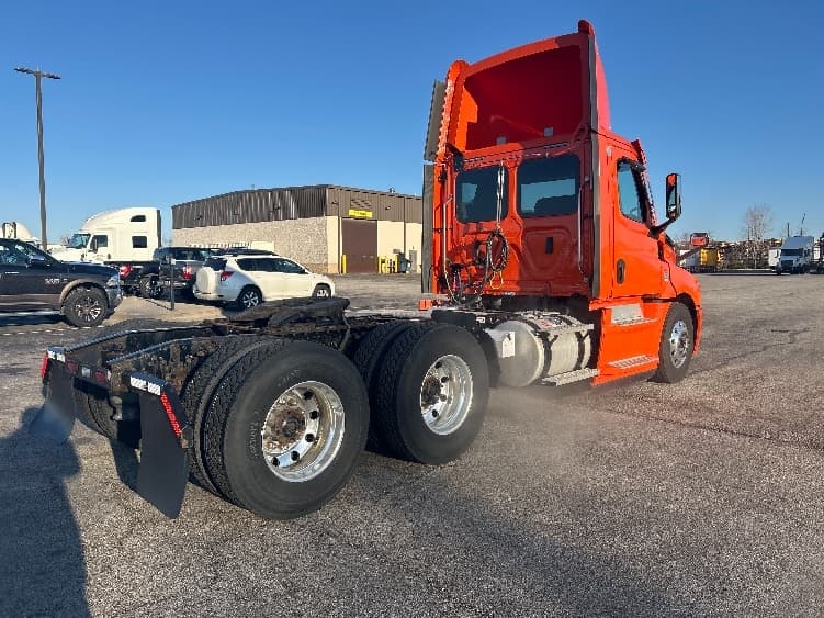 2020 Freightliner Cascadia — photo 7